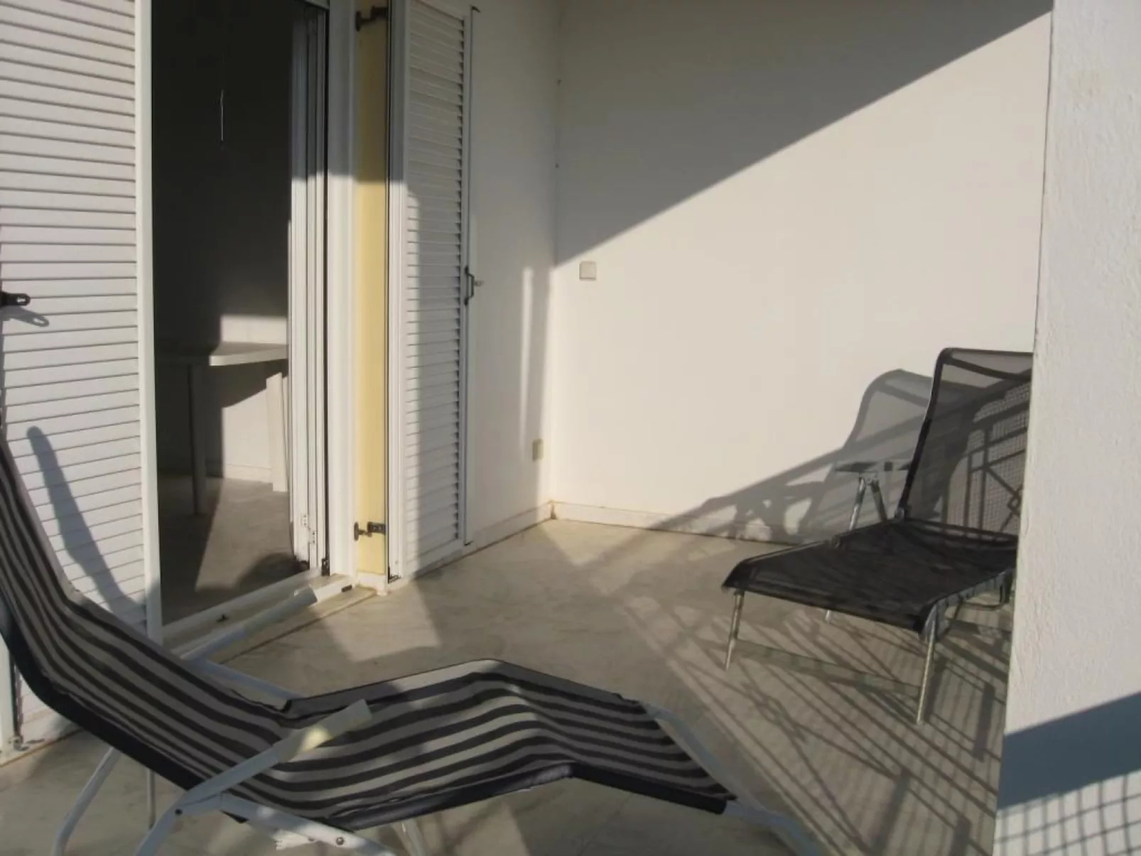 Mit Blick auf das Wasser-Inside