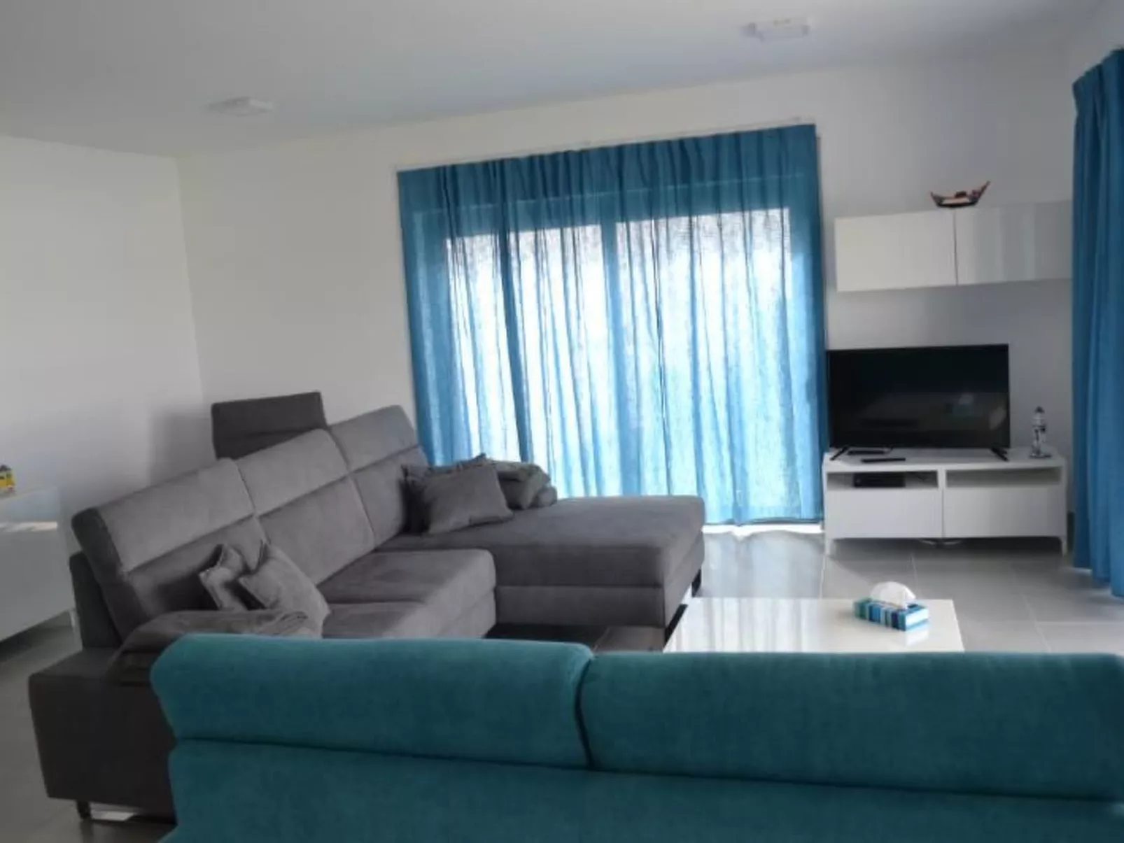 Neue moderne Villa mit privatem Pool-Dedans