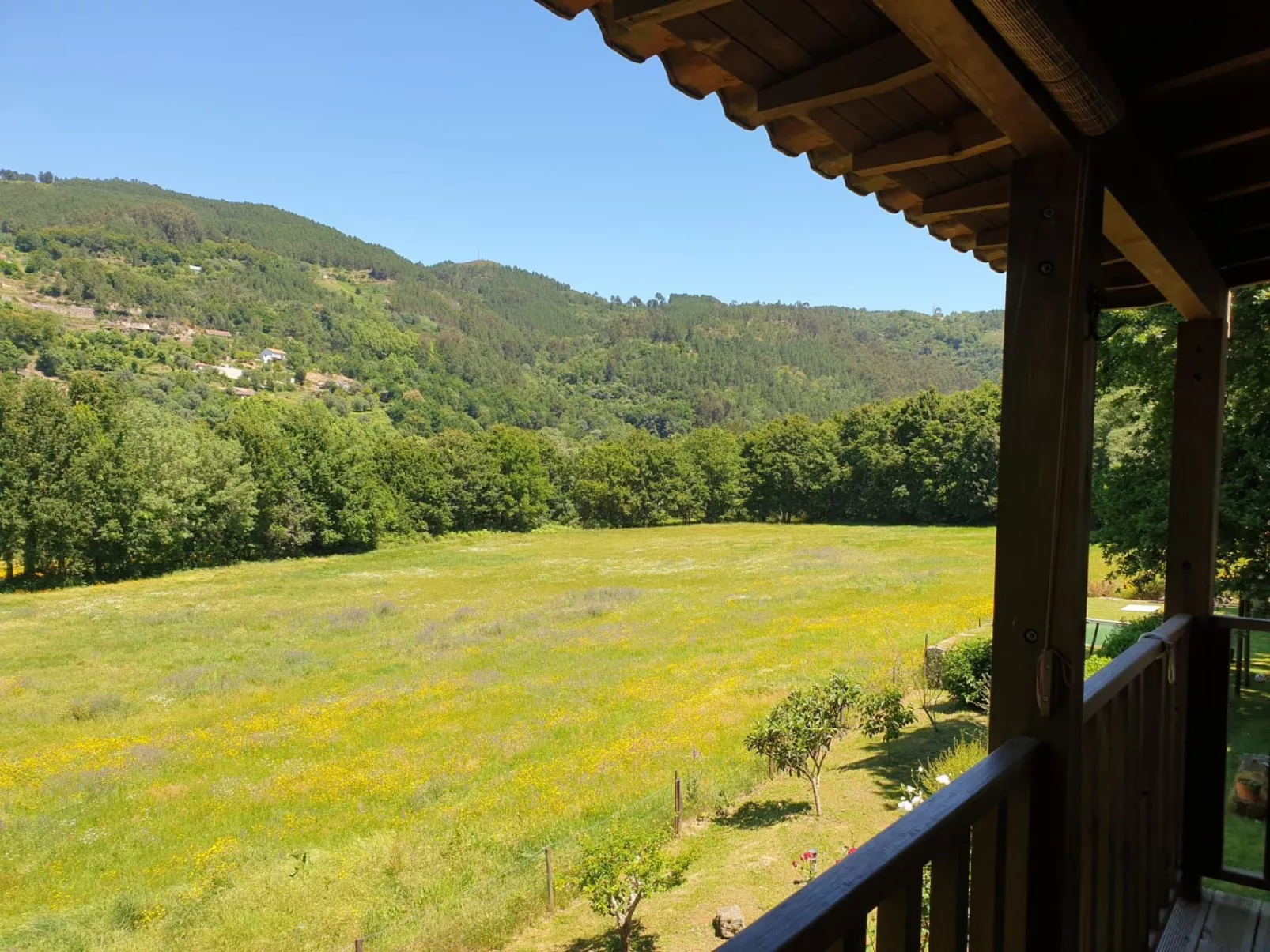 Haus jenseits des Flusses-Draußen