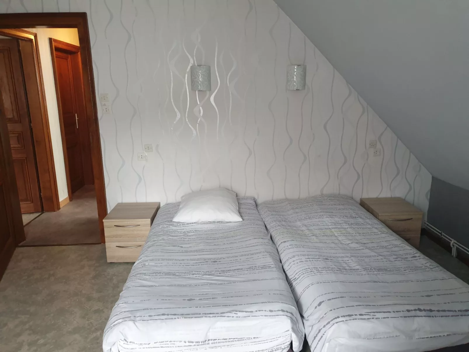 Mit Balkon, Garten und Talblick-Drinnen