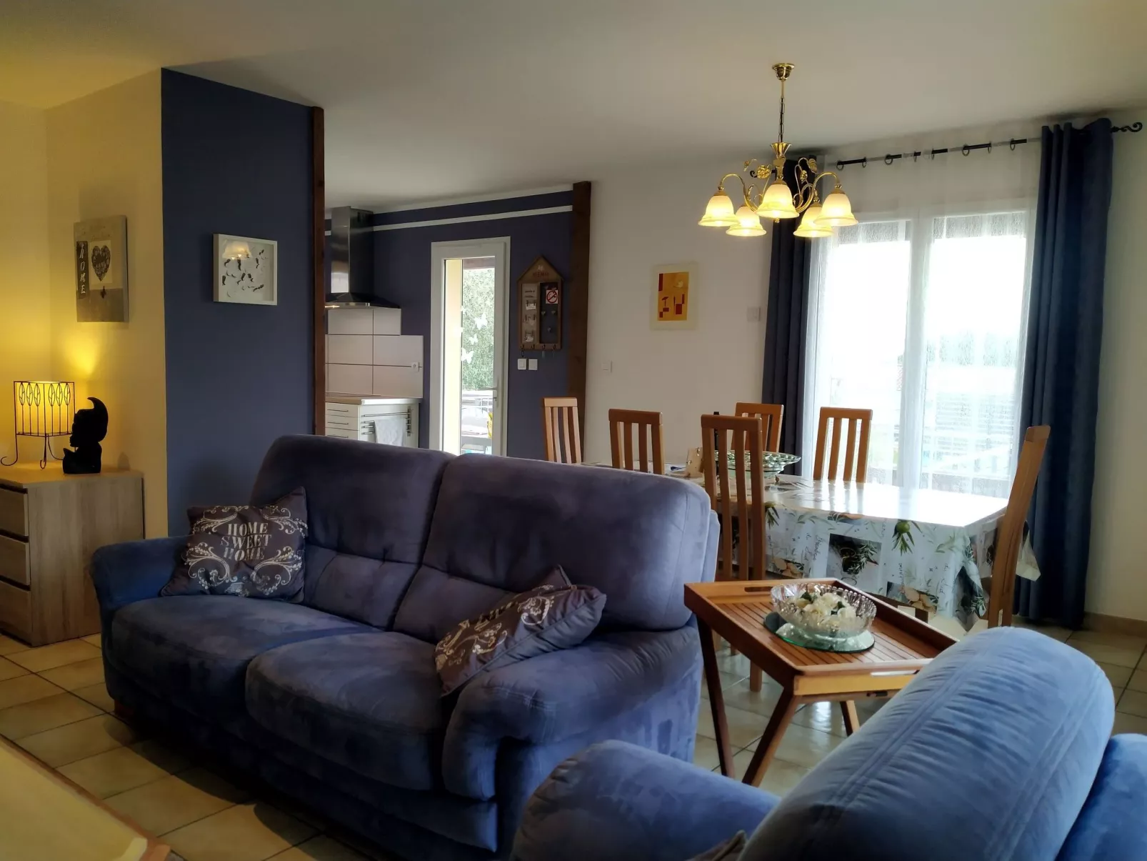 Inmitten der Weinberge Lucinkas-Drinnen