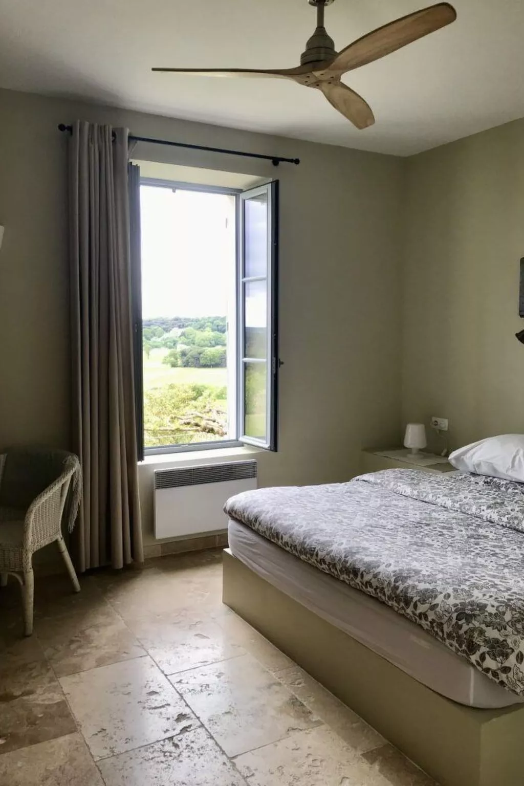 Maison Carrée-Drinnen