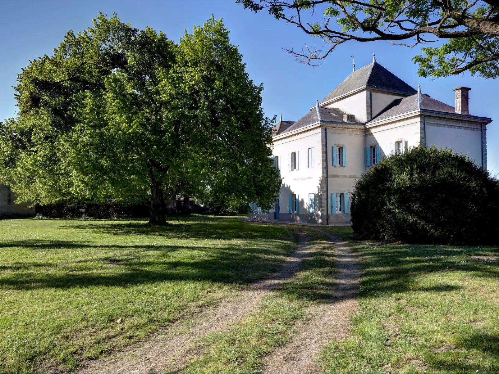 Schloss mit Überlaufpool an der Dordogne-Outside