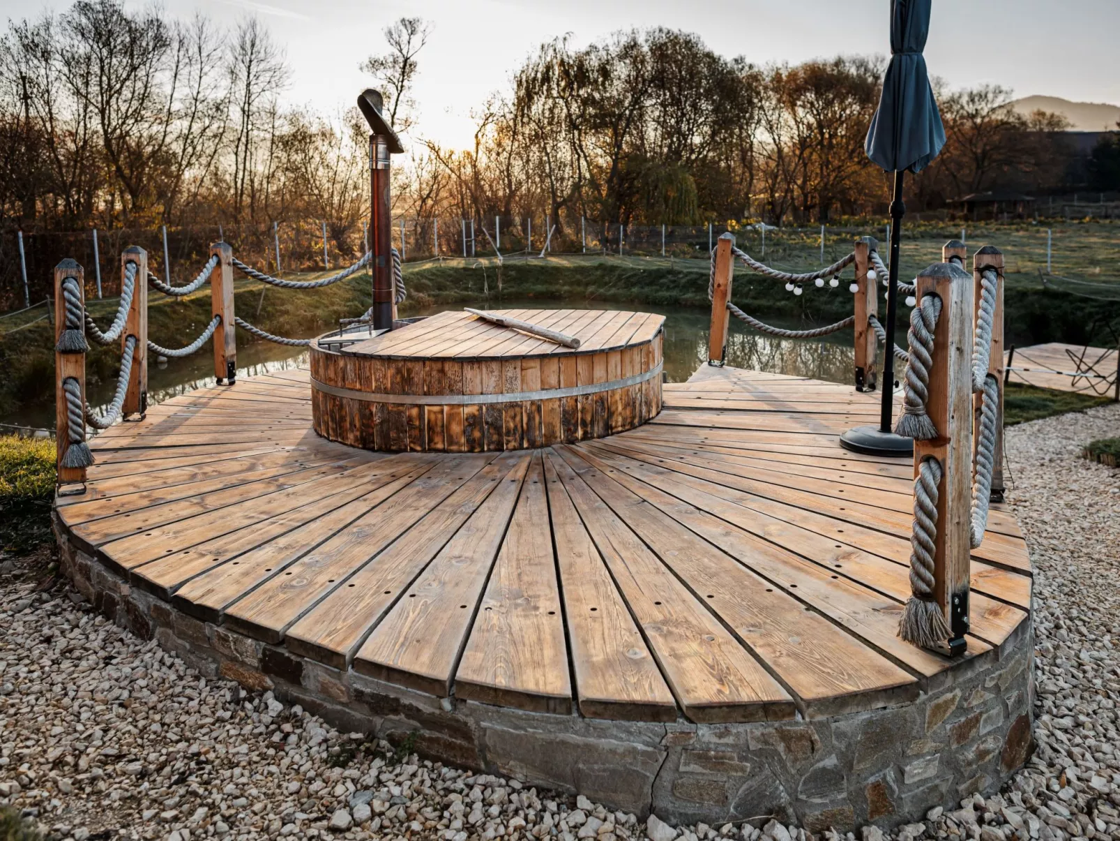 Kleines Haus mit Werkstatt-Outside