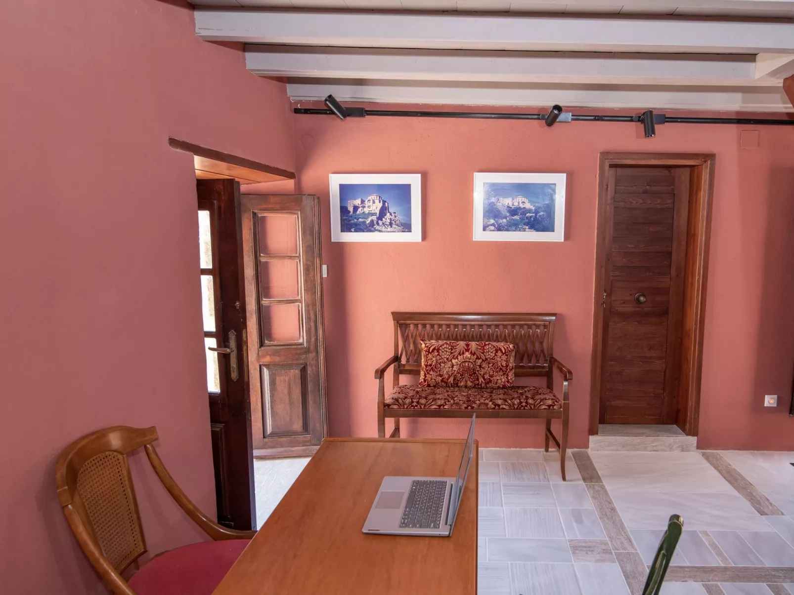 "Goulas" mit Blick auf das Wasser-Image-tags.info