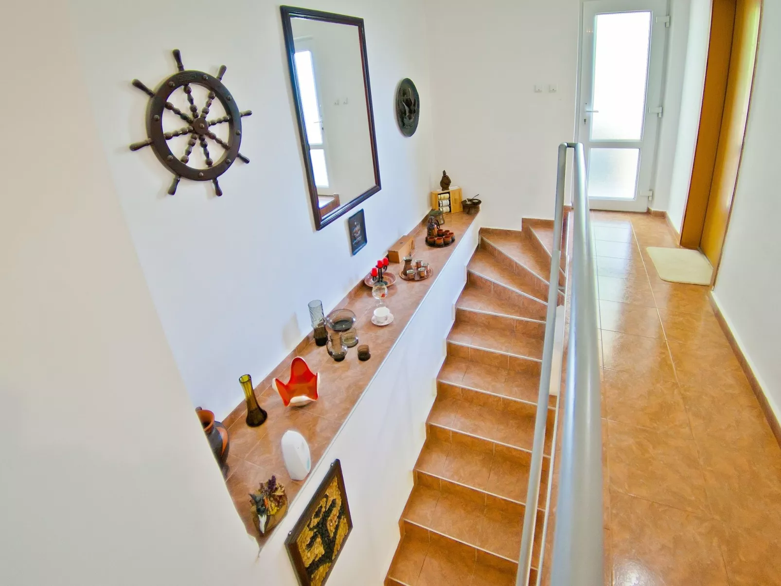 Mit Blick auf das Wasser-Drinnen