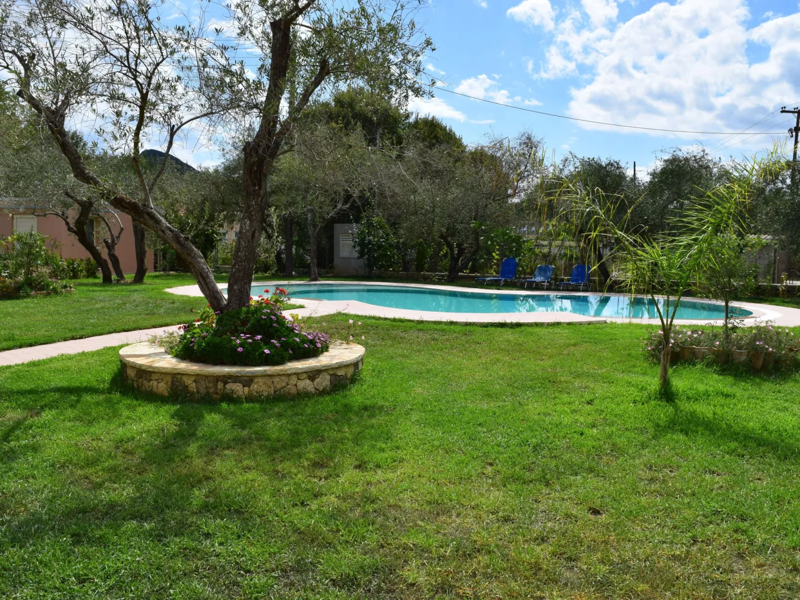 Villa Thalassa mit Schwimmbad und Garten-Draußen