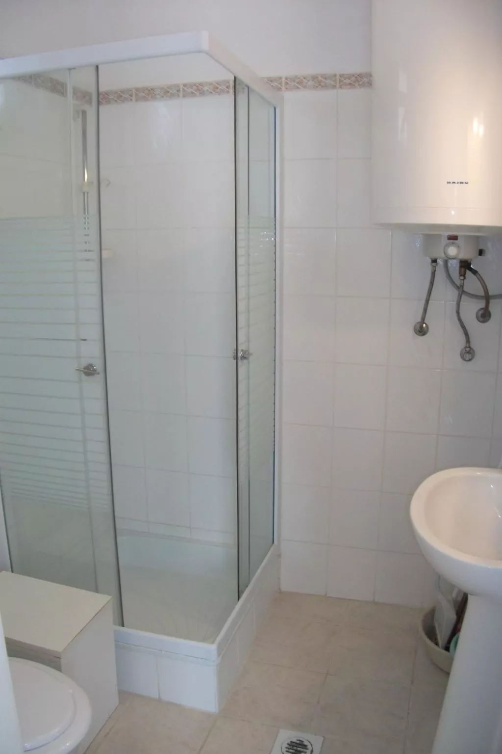 Mit Terrassen, Balkonen sowie Parkplatz-Dedans