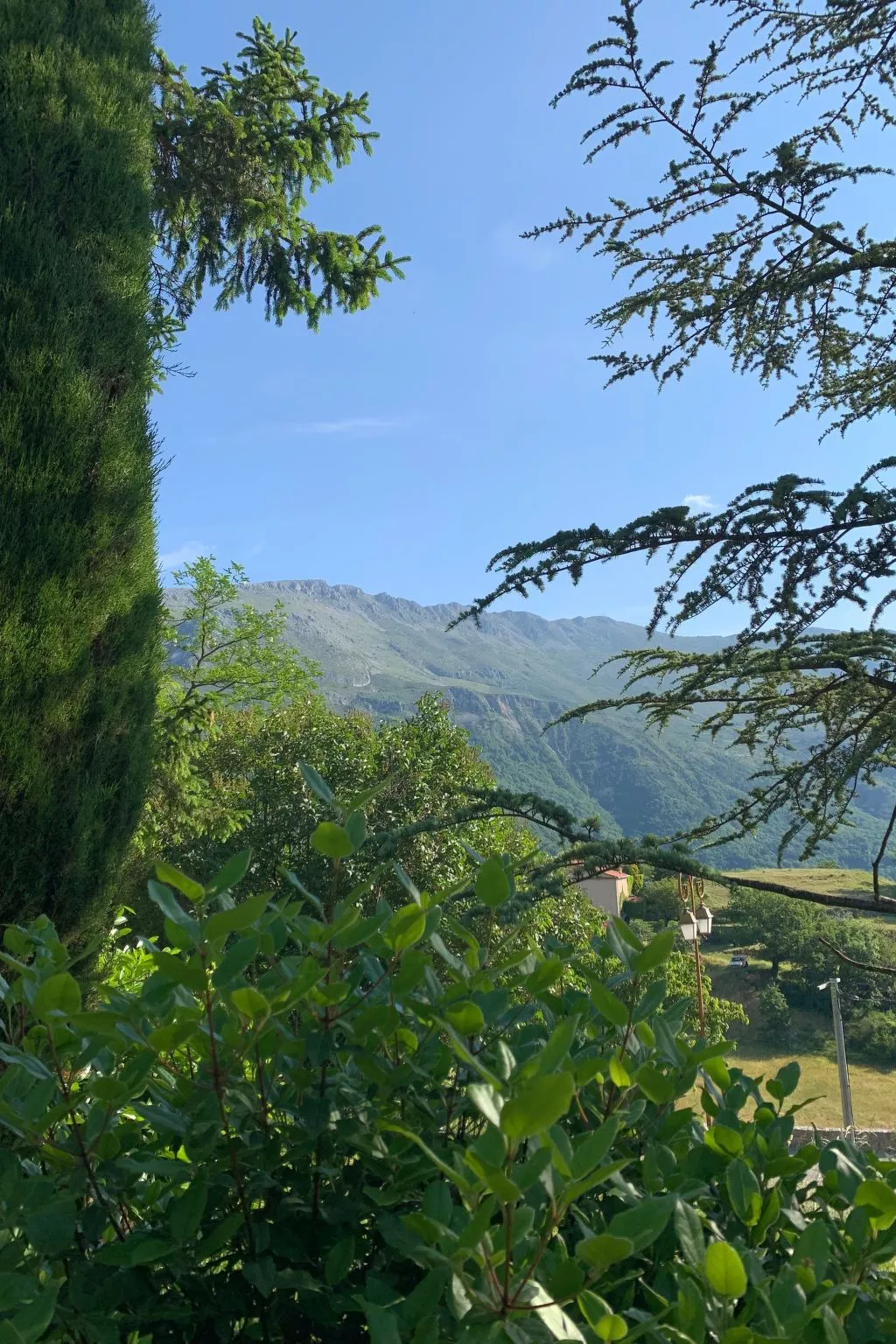 Steinhaus Garten und Blick auf die Berge-Outside