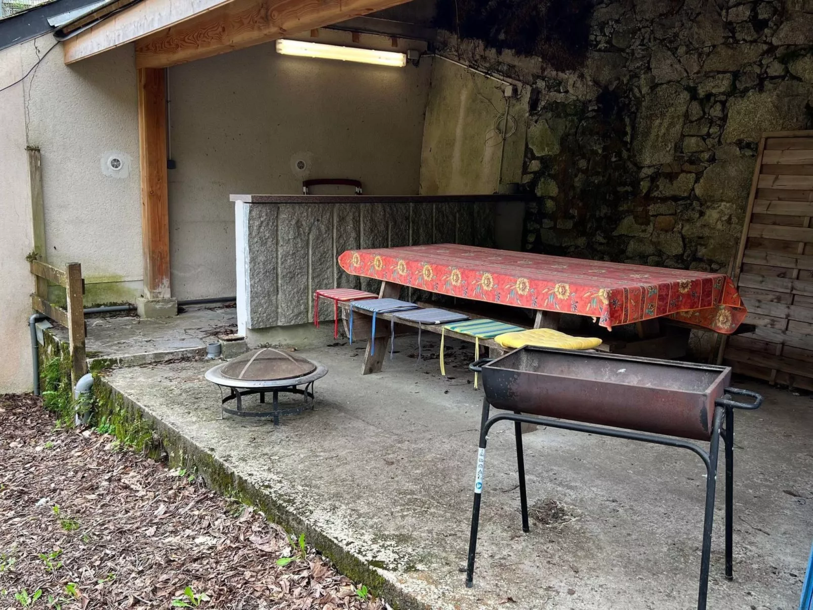 Wassermühle am Fluss-Dehors