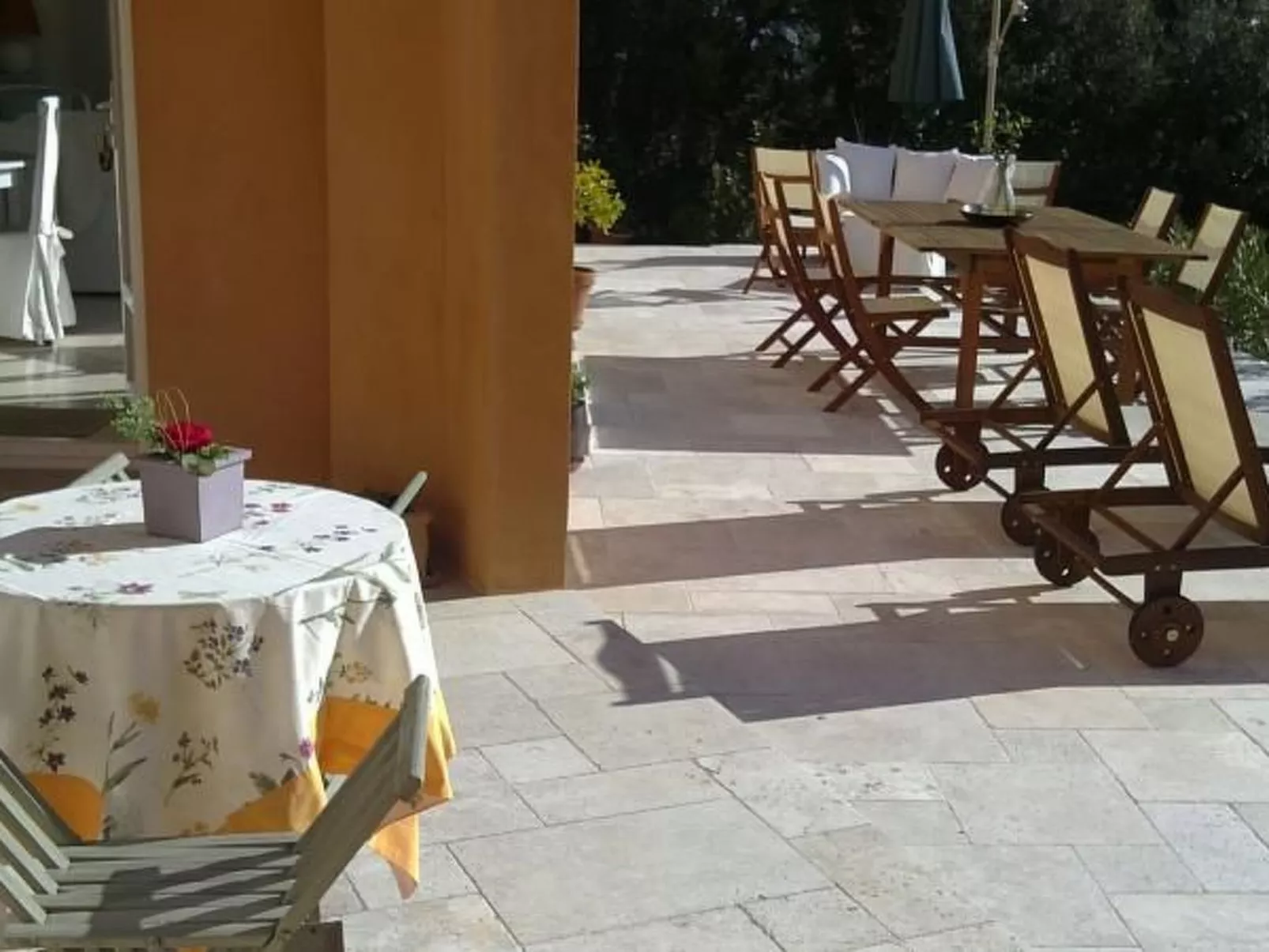 Freistehendes Haus mit großer Terrasse und Panoramablick auf die Landschaft-Draußen