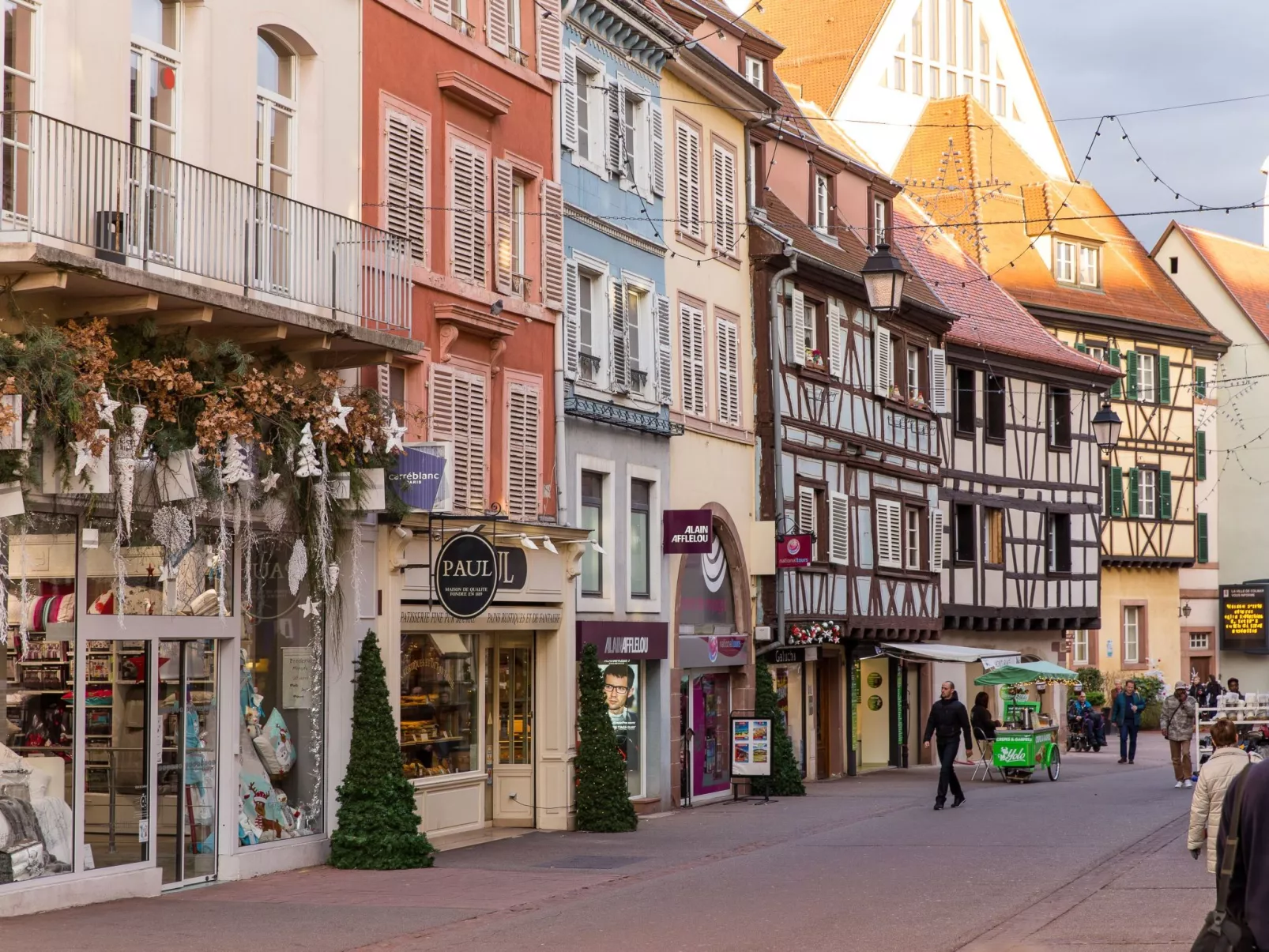 Mit zwei Garagenstellplätzen-Draußen