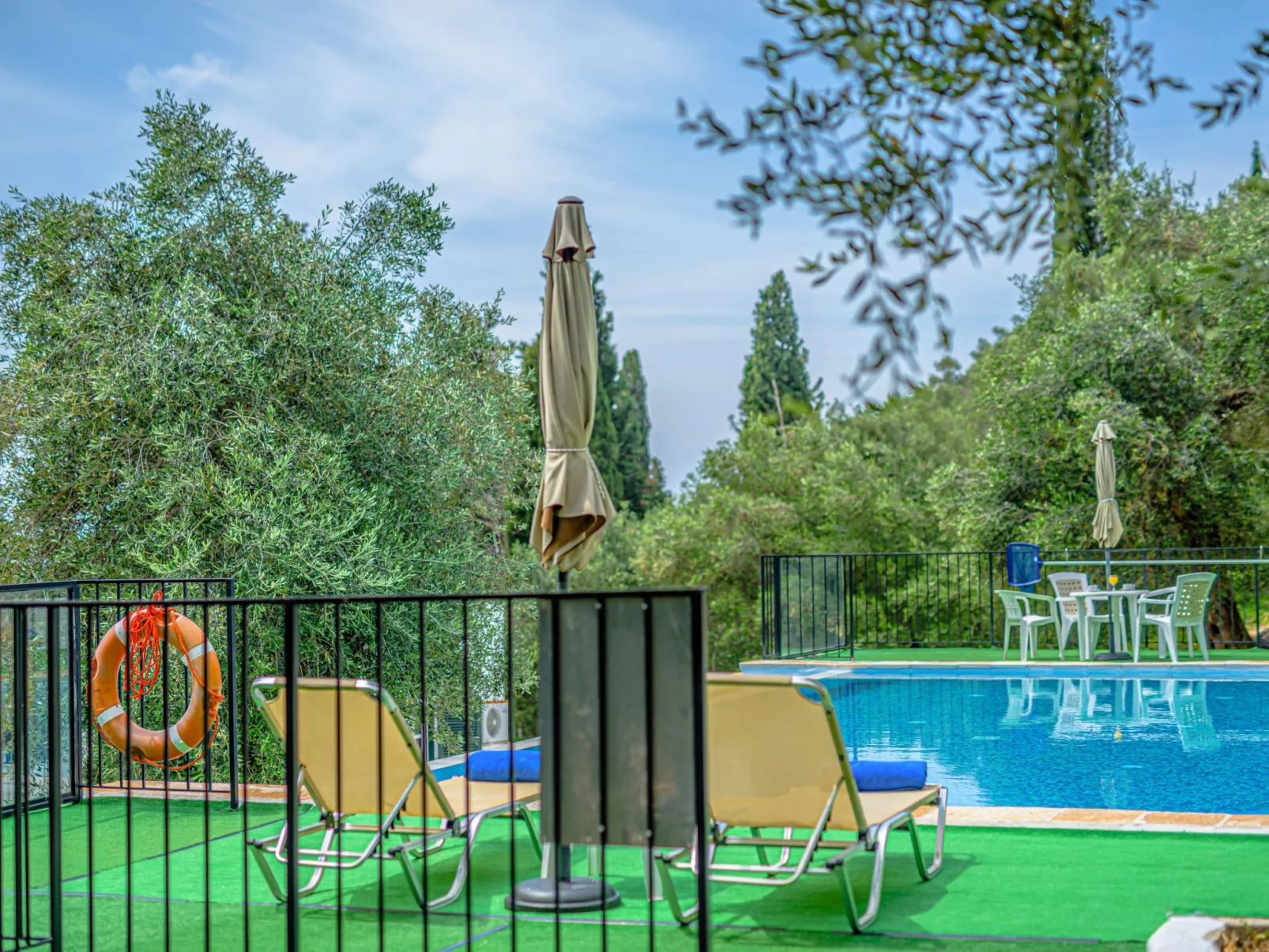 "Zeus" mit Infinity Pool-Draußen