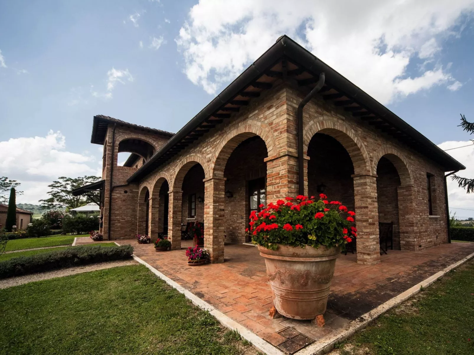 Sanguineto' Wohnung mit Schwimmbad-Draußen