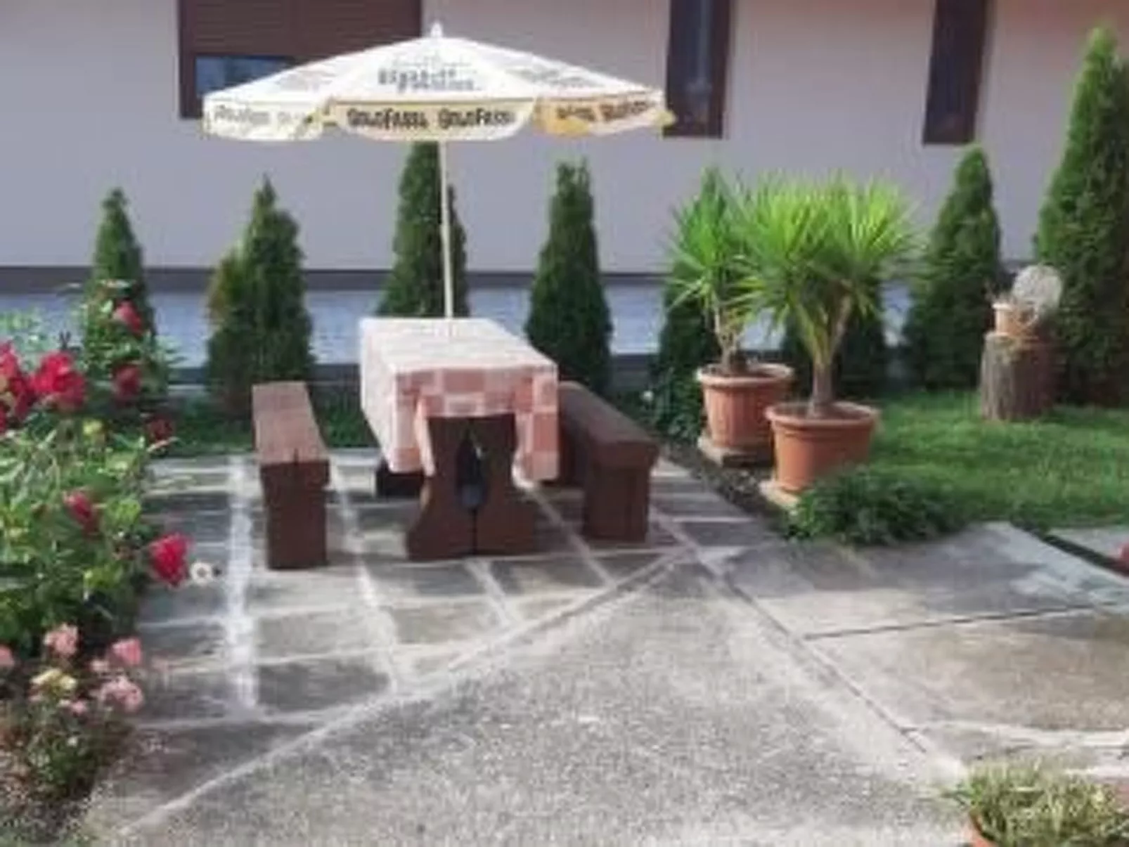 Mit Terrasse, Garten und Grill-Outside