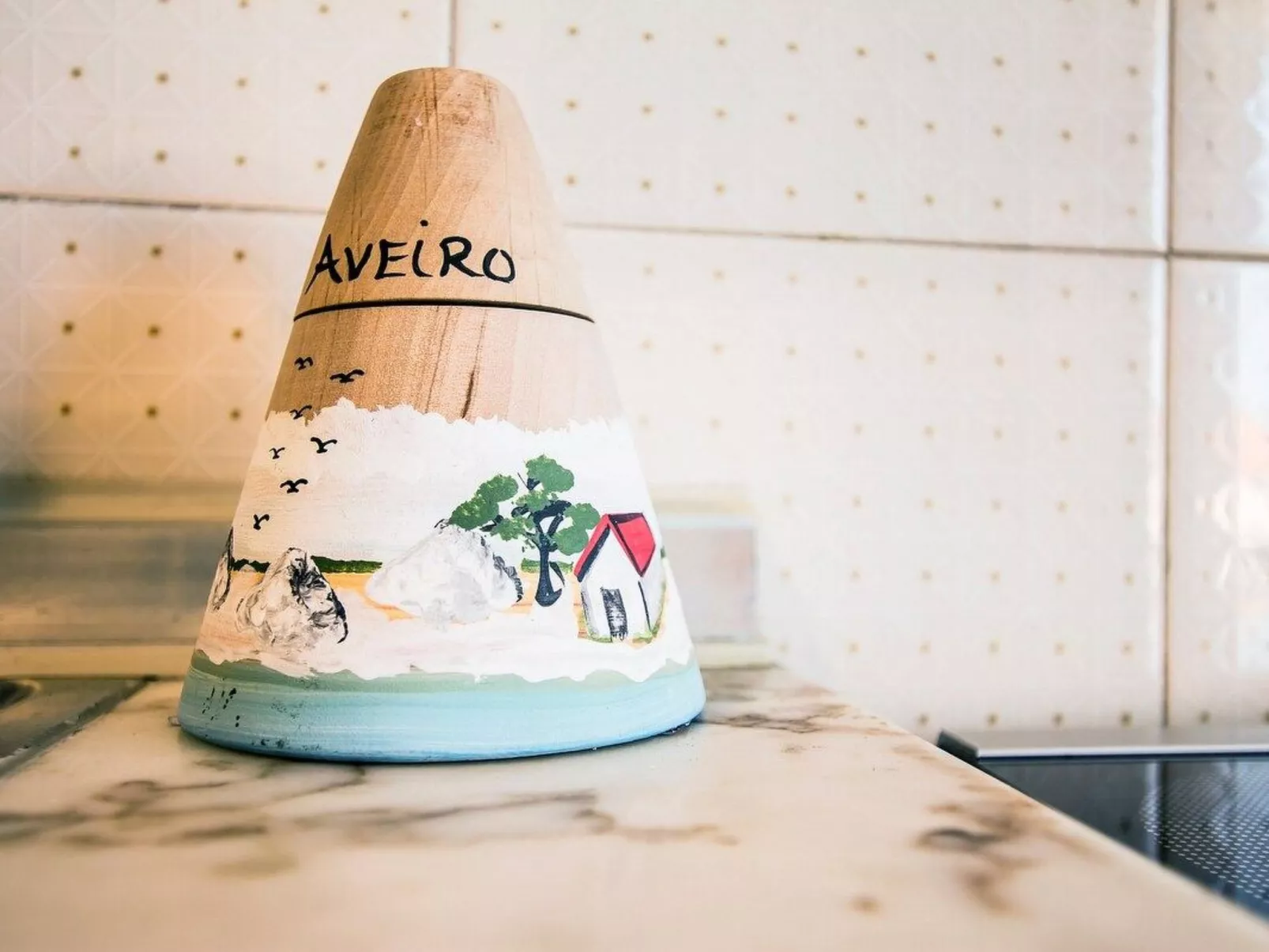 Haus der Scheinwerfer mit freier Garage-Inside