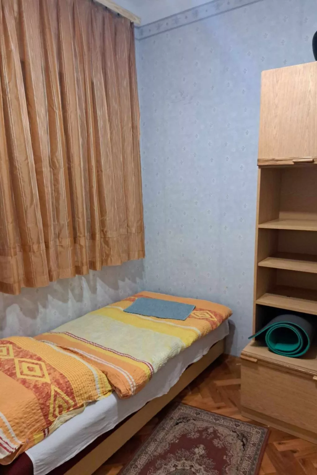 Mit eigenem Parkplatz-Dedans