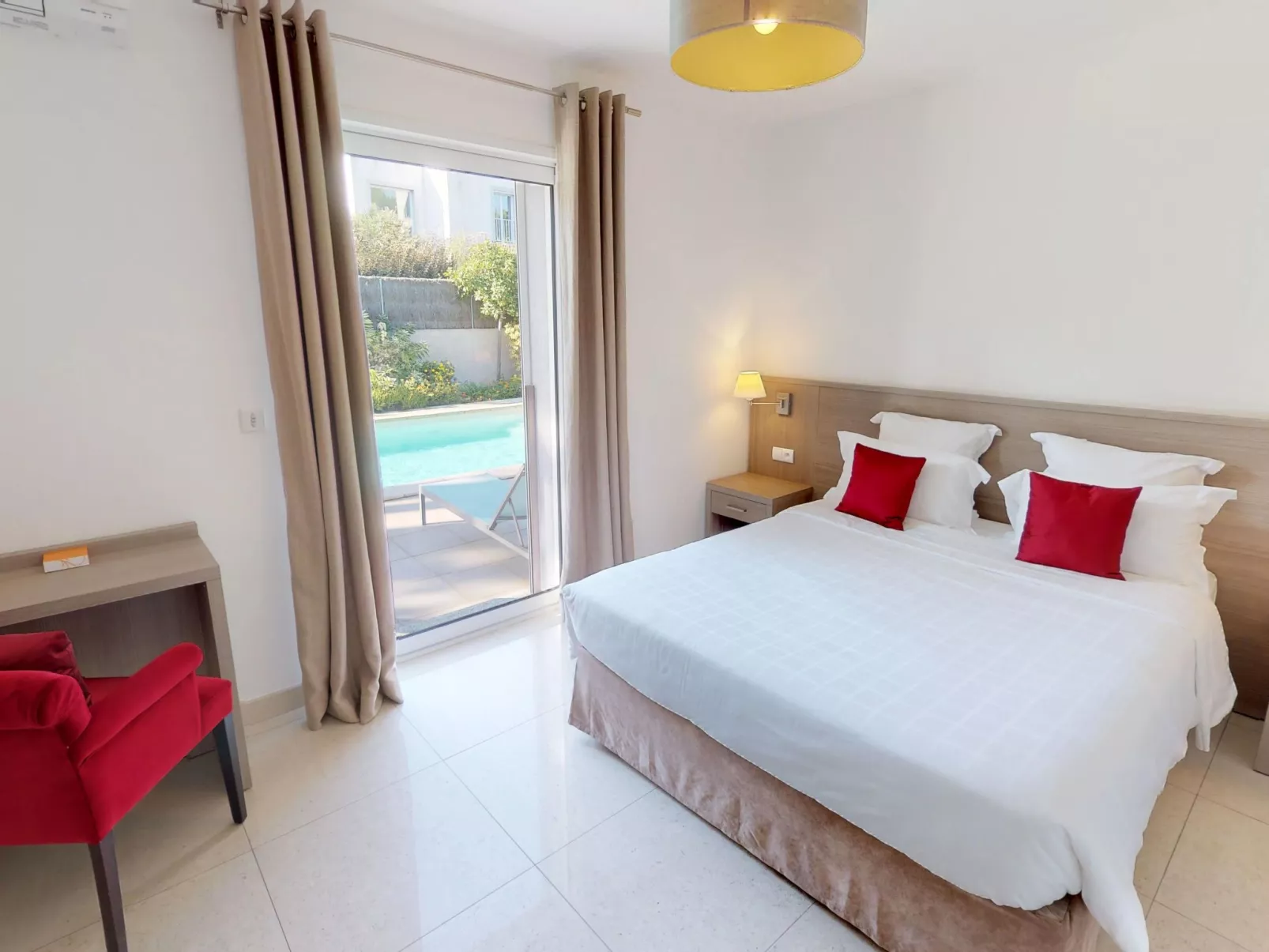 Villa mit 6 Schlafzimmern, privatem Pool Garten und Parkplatz-Dedans