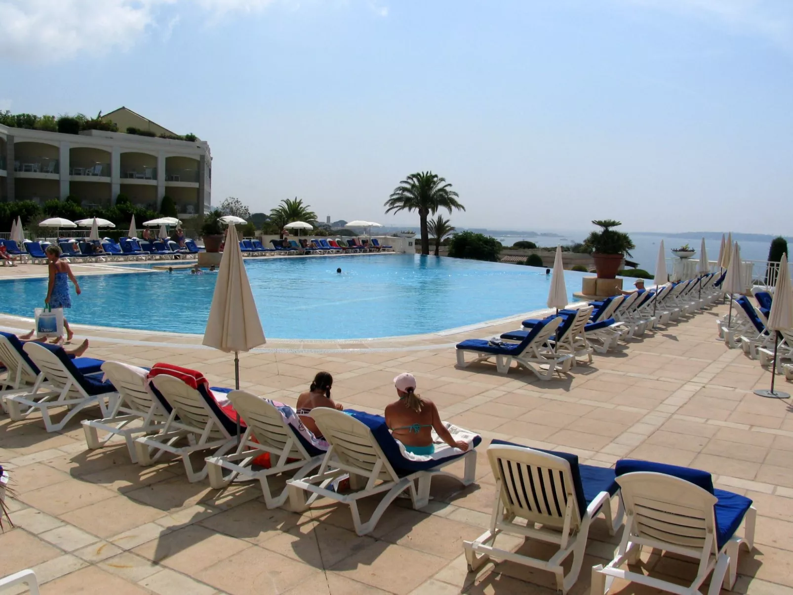 Wohnung "Eze" mit Privatparkplatz-Draußen