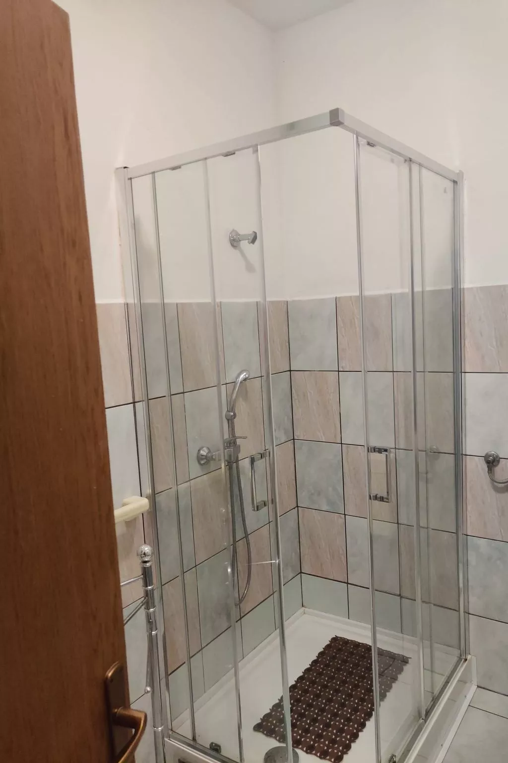 2 mit Parkplatz, Wifi, Ac-Drinnen