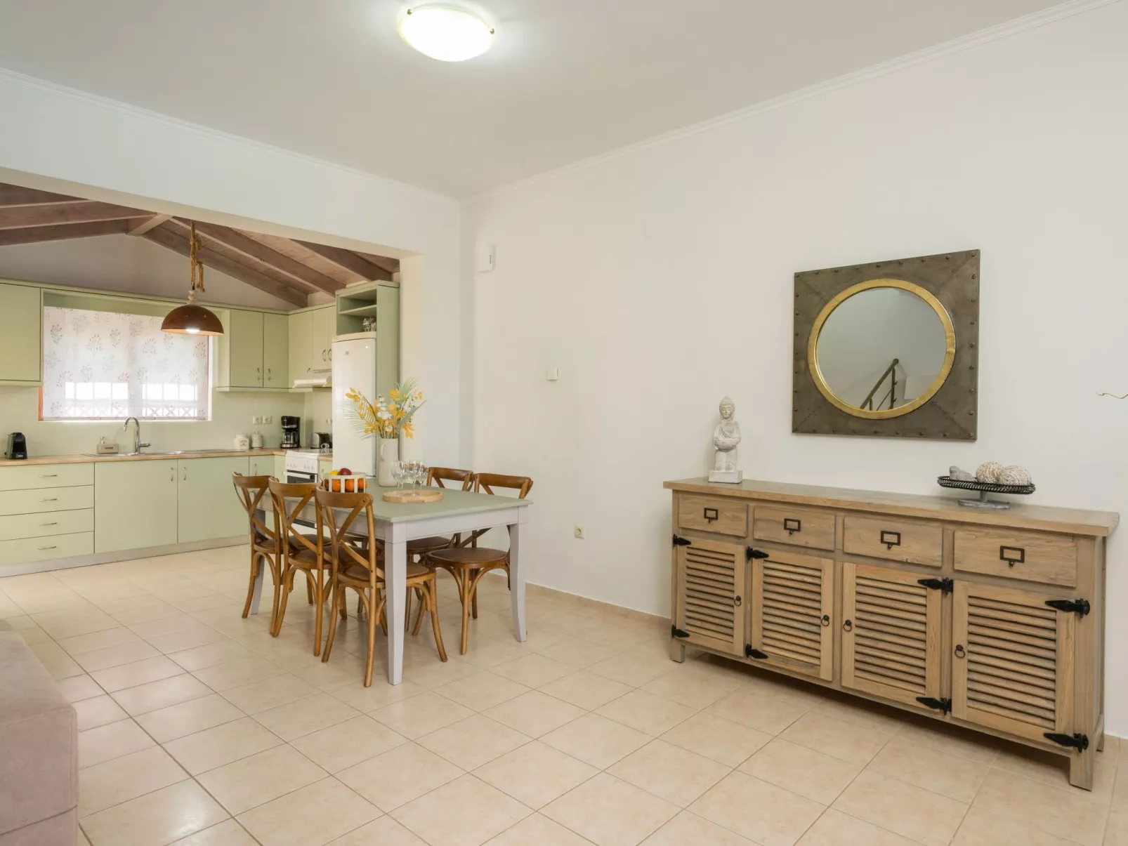 Wunderschöne Villa mit Seeblick und Pool in der Nähe von Restaurants-Dedans