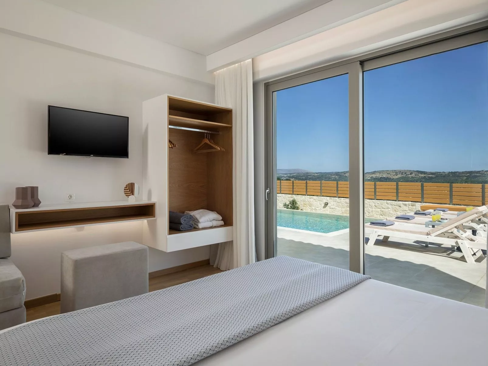 Villa White Harmony 6km vom Strand entfernt mit Pool-Dedans