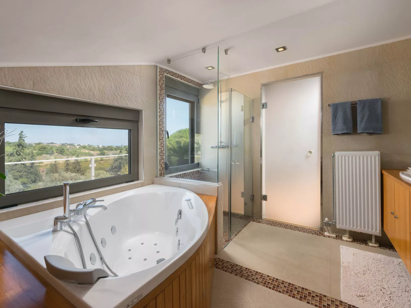 In Sgourou mit Parkplatz, Blick ins Grüne-Image-tags.info