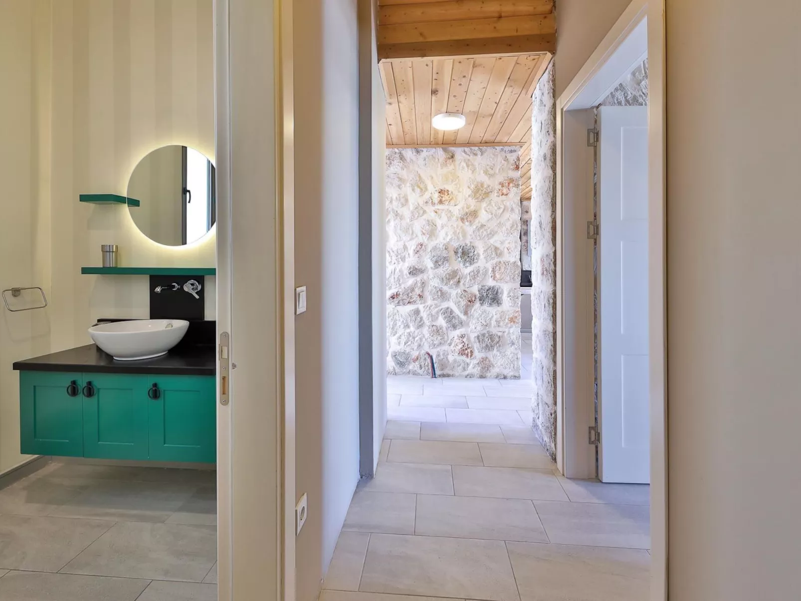 Traditionelles Natursteinhaus mit Sichtschutzpool-Inside