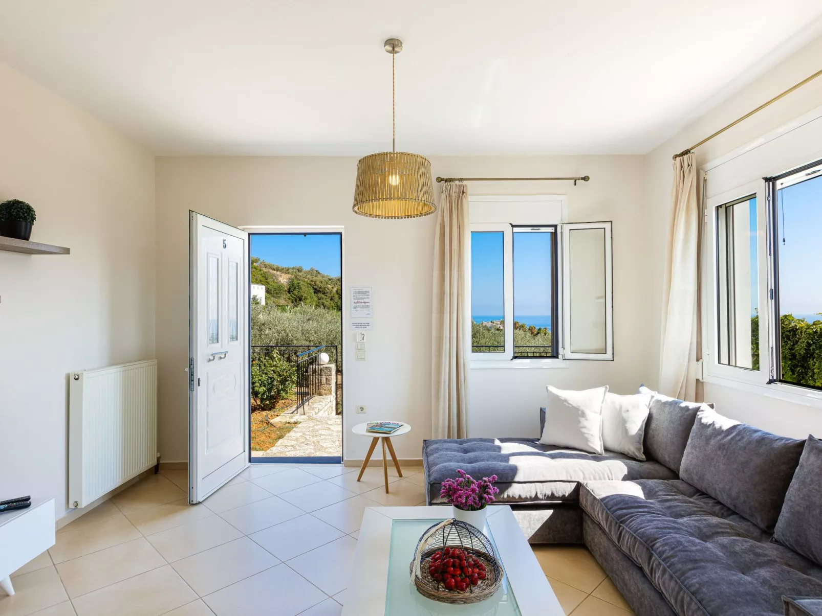 Familienfreundliche Villa mit privatem Pool und BBQ-Drinnen