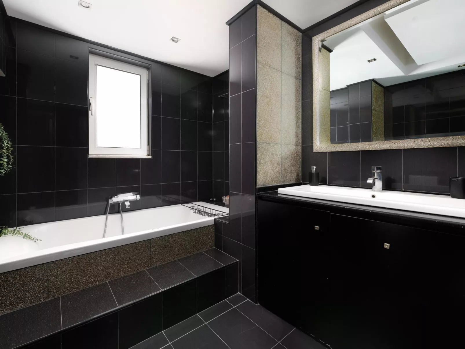 Niovis Villa-Image-tags.info