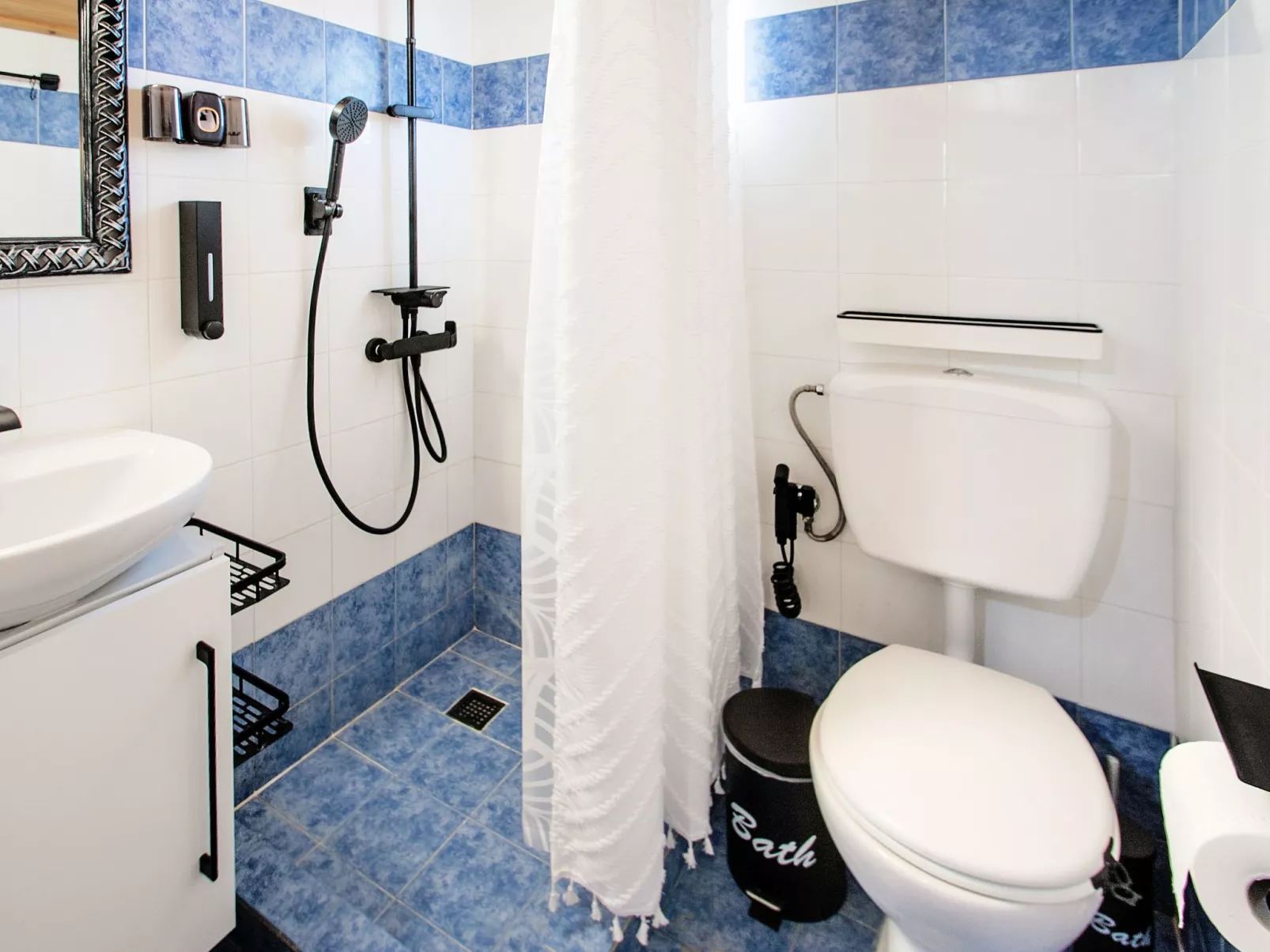 Berge und die ikonische Landebahn des Flughafens Skiathos-Dedans