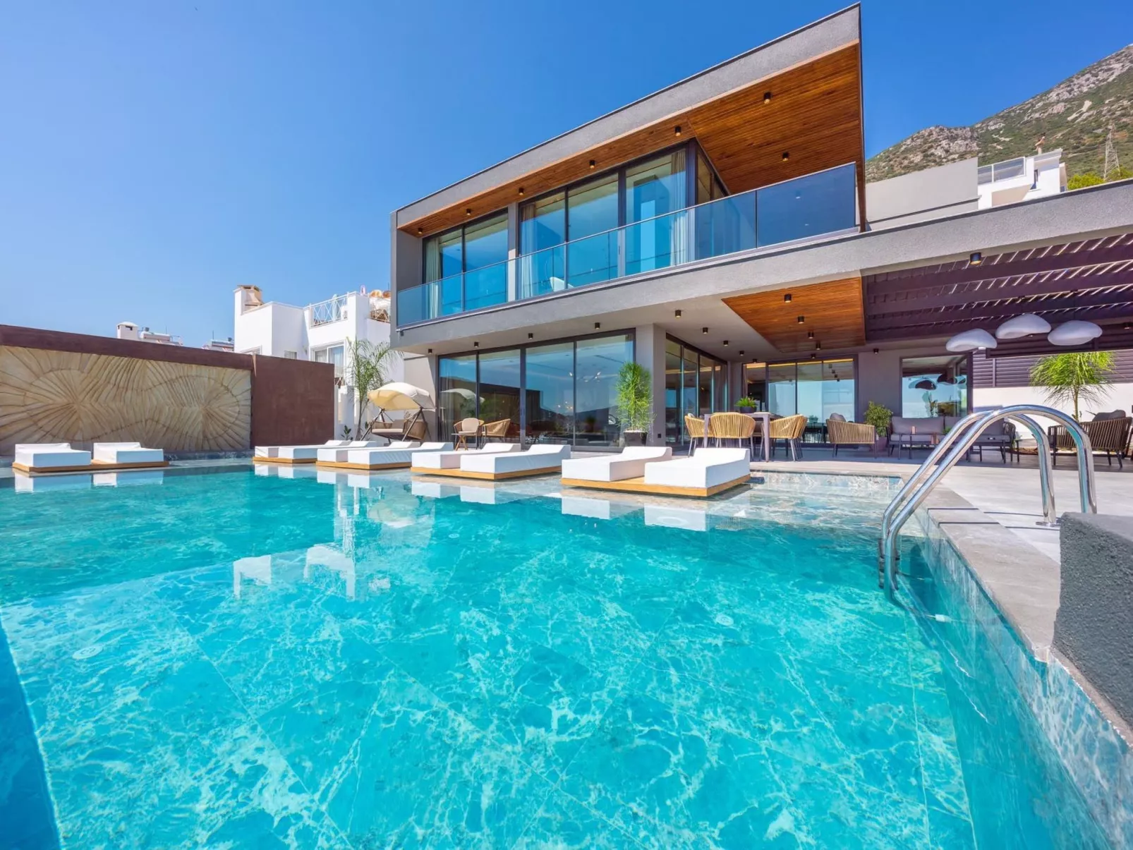 Designvilla mit Pool und spektakulärer Aussicht-Outside