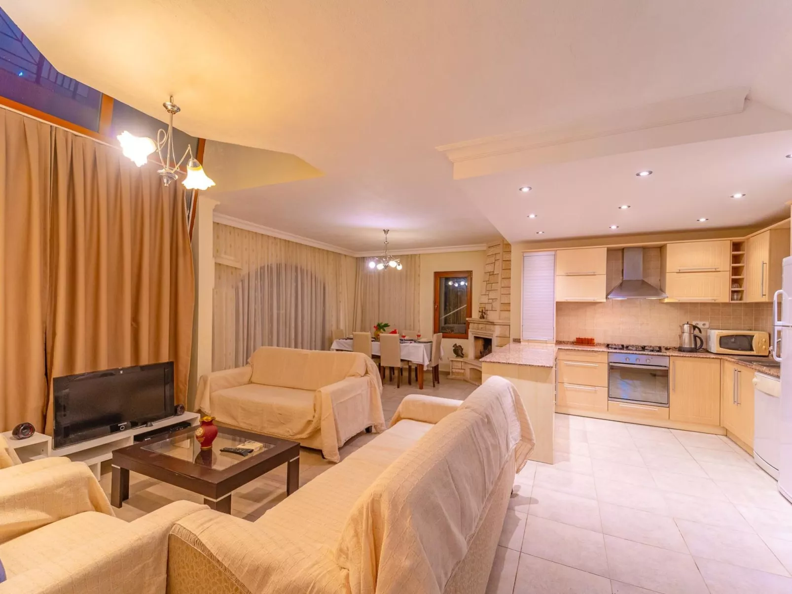 Villa aus Naturstein für 8 im Zentrum von Kalkan-Inside