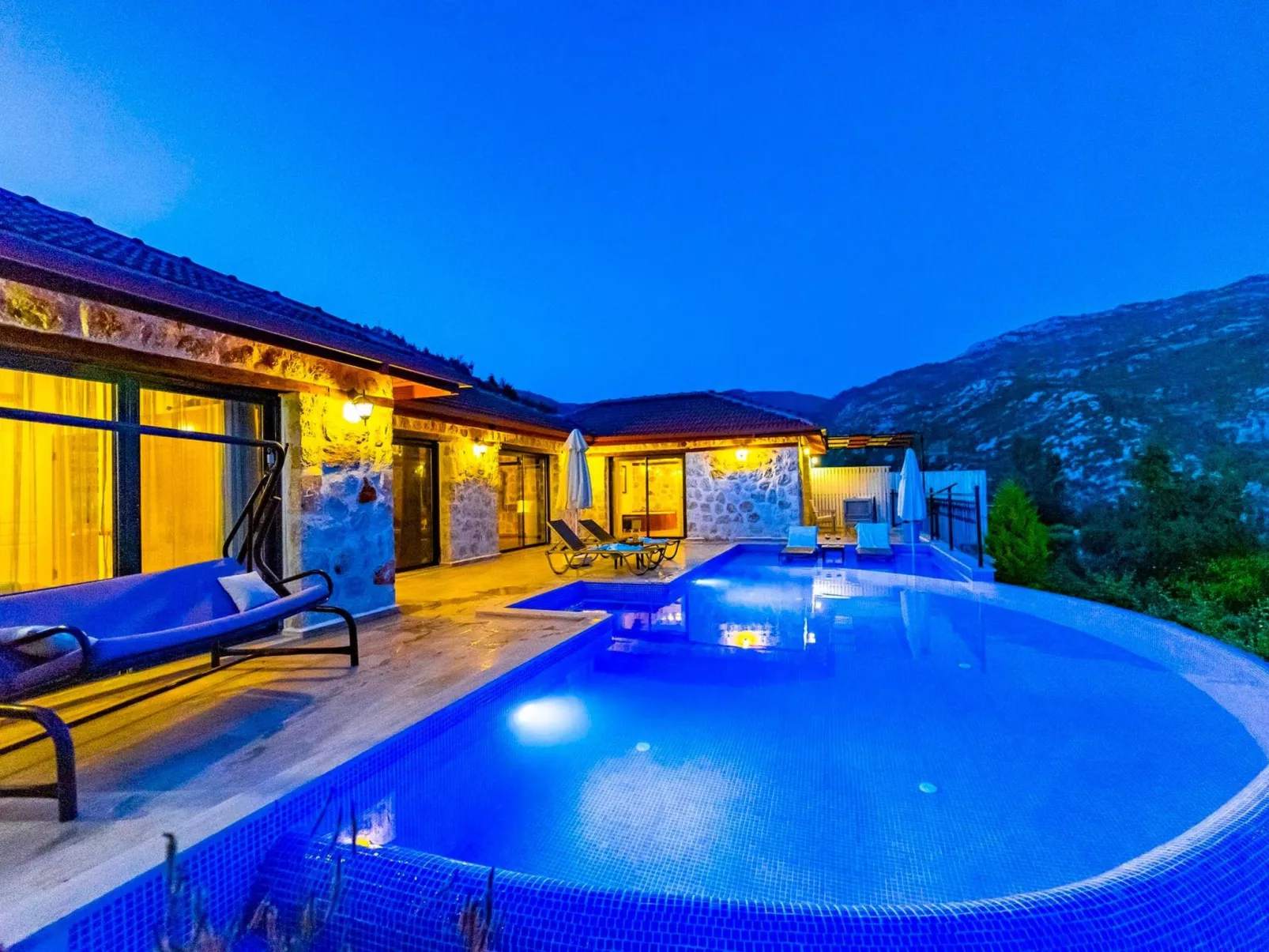 Rustikale Natursteinvilla mit Bergblick in Kalkan-Outside