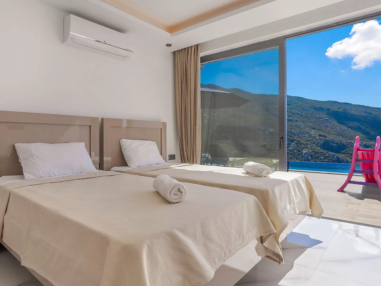 Schöne Villa mit Pool, Blick auf Meer und Tal-Drinnen