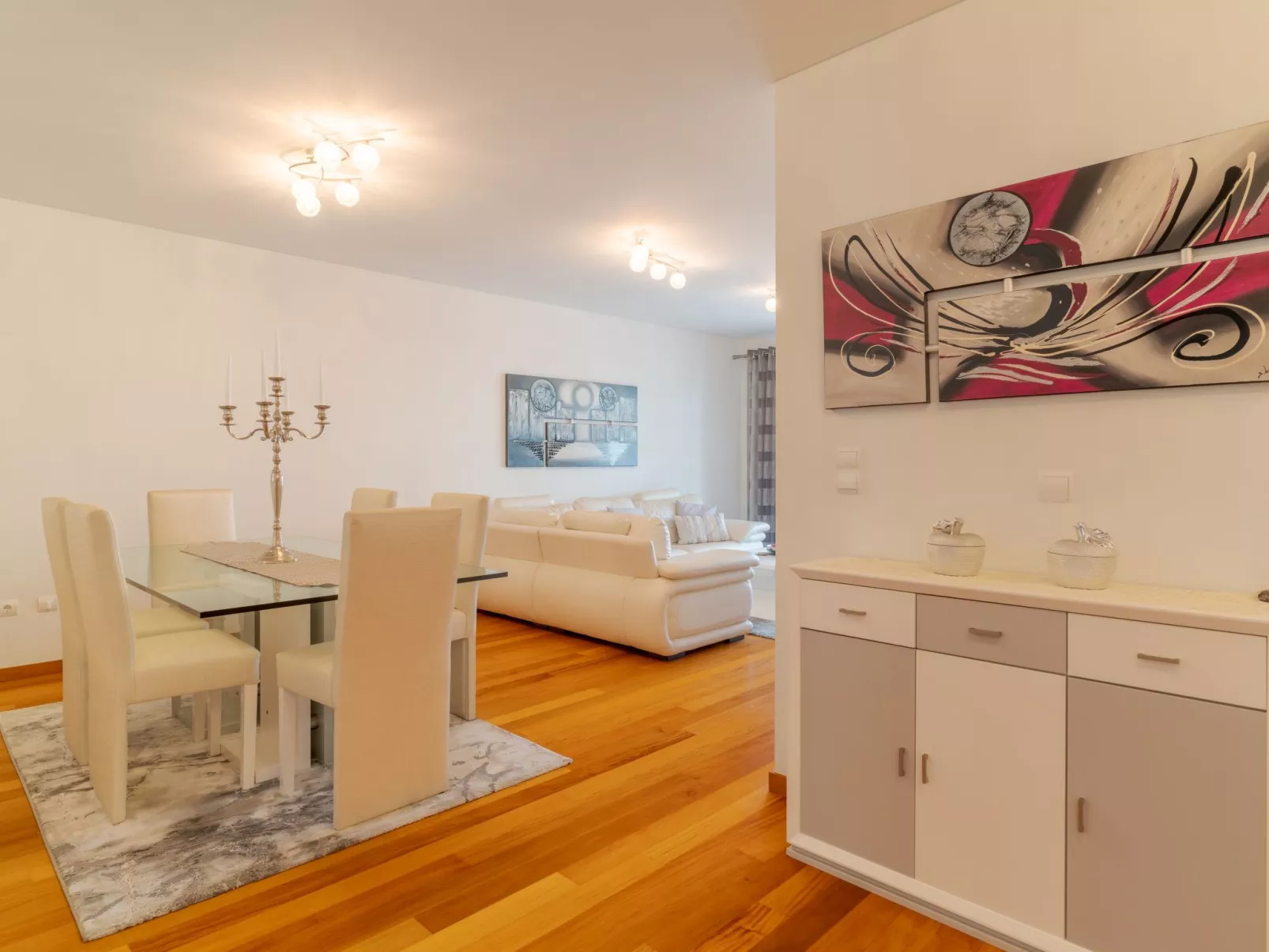 Mit gemeinschaftlichem Pool-Inside