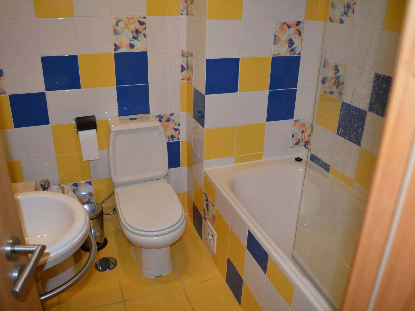 Zwei-Bett-Apartment mit großem Pool-Dedans