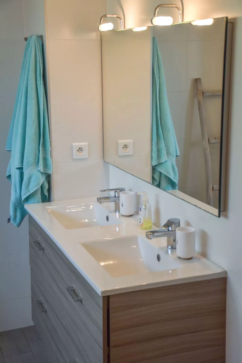 Villa mit großem Grundstück direkt am Mer-Drinnen