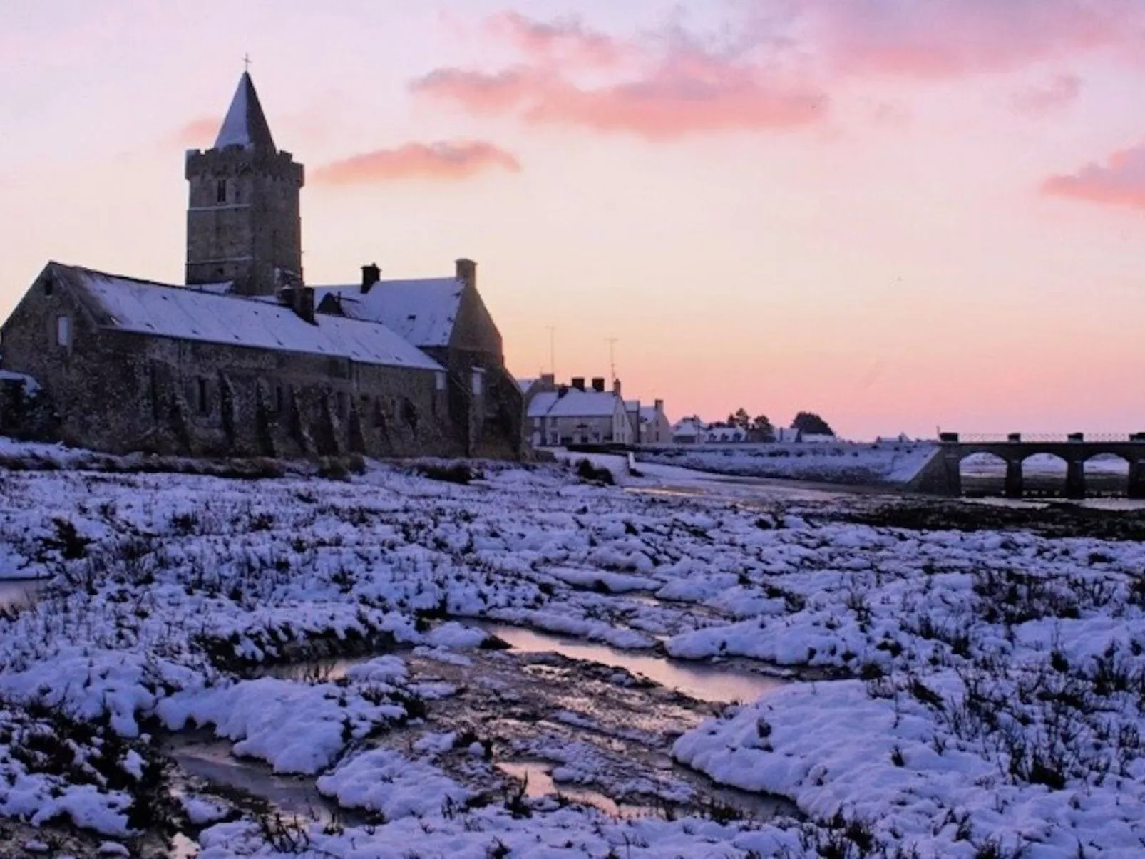 Charmantes Steinhaus in der Nähe des Meeres-Outside