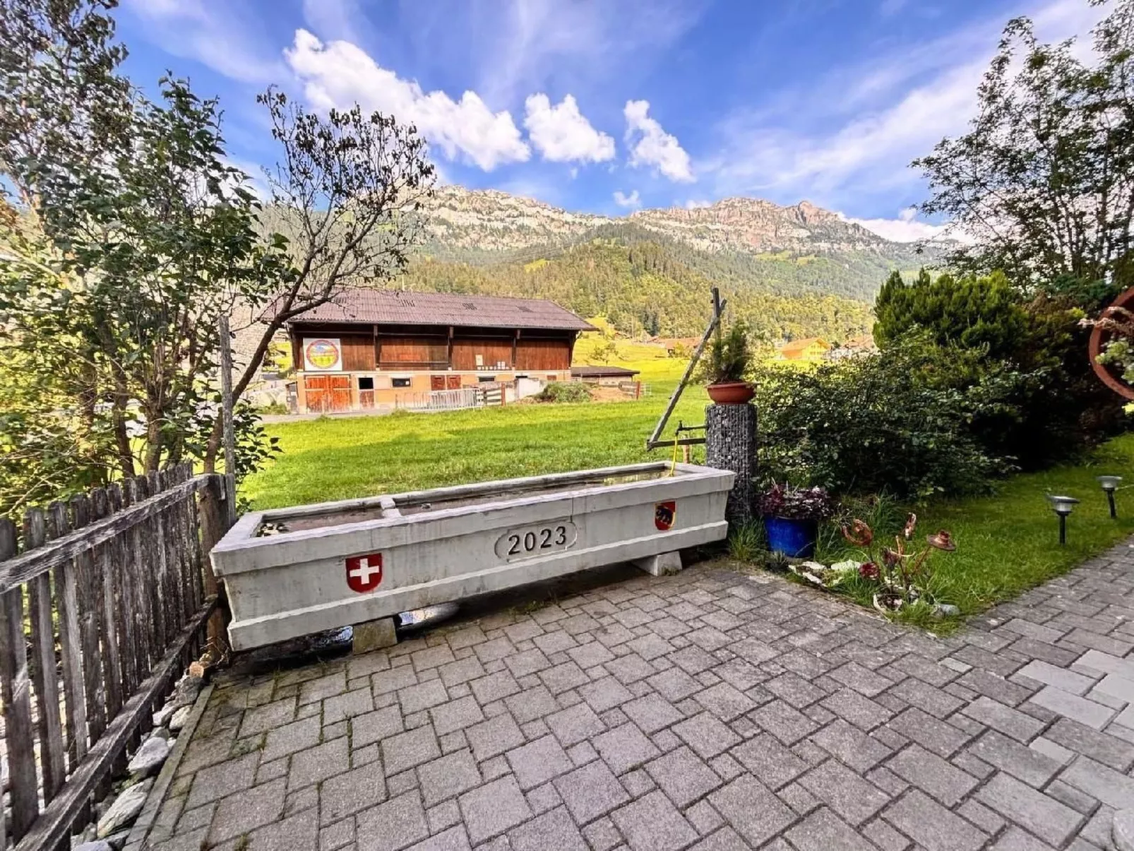 Neue 2.5- Zimmer Ferienwohnung im dreigenerationen Bauernhaus-Dehors