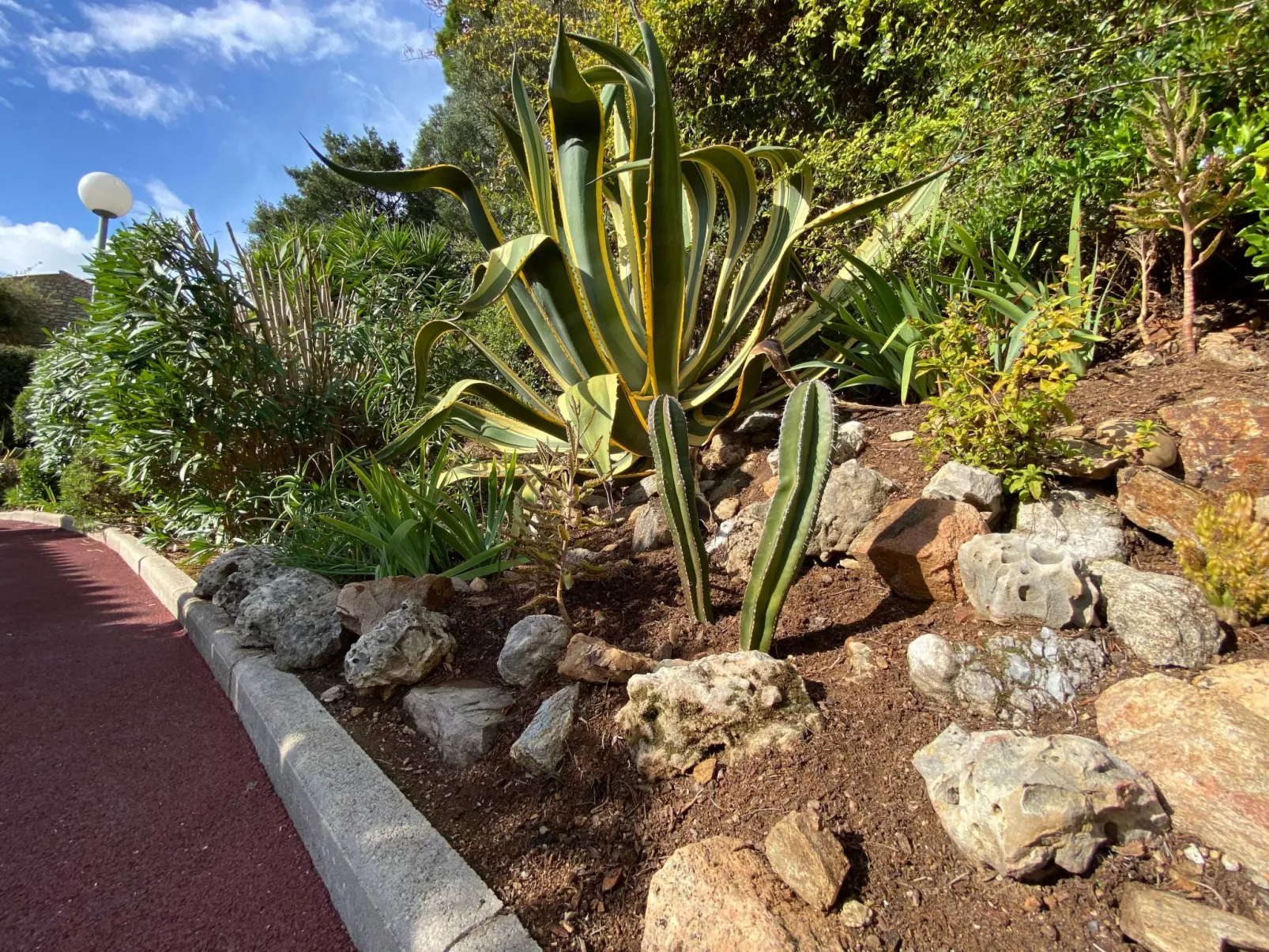 "La petite maison Maximoise" (Das kleine Haus Maximoise)-Outside