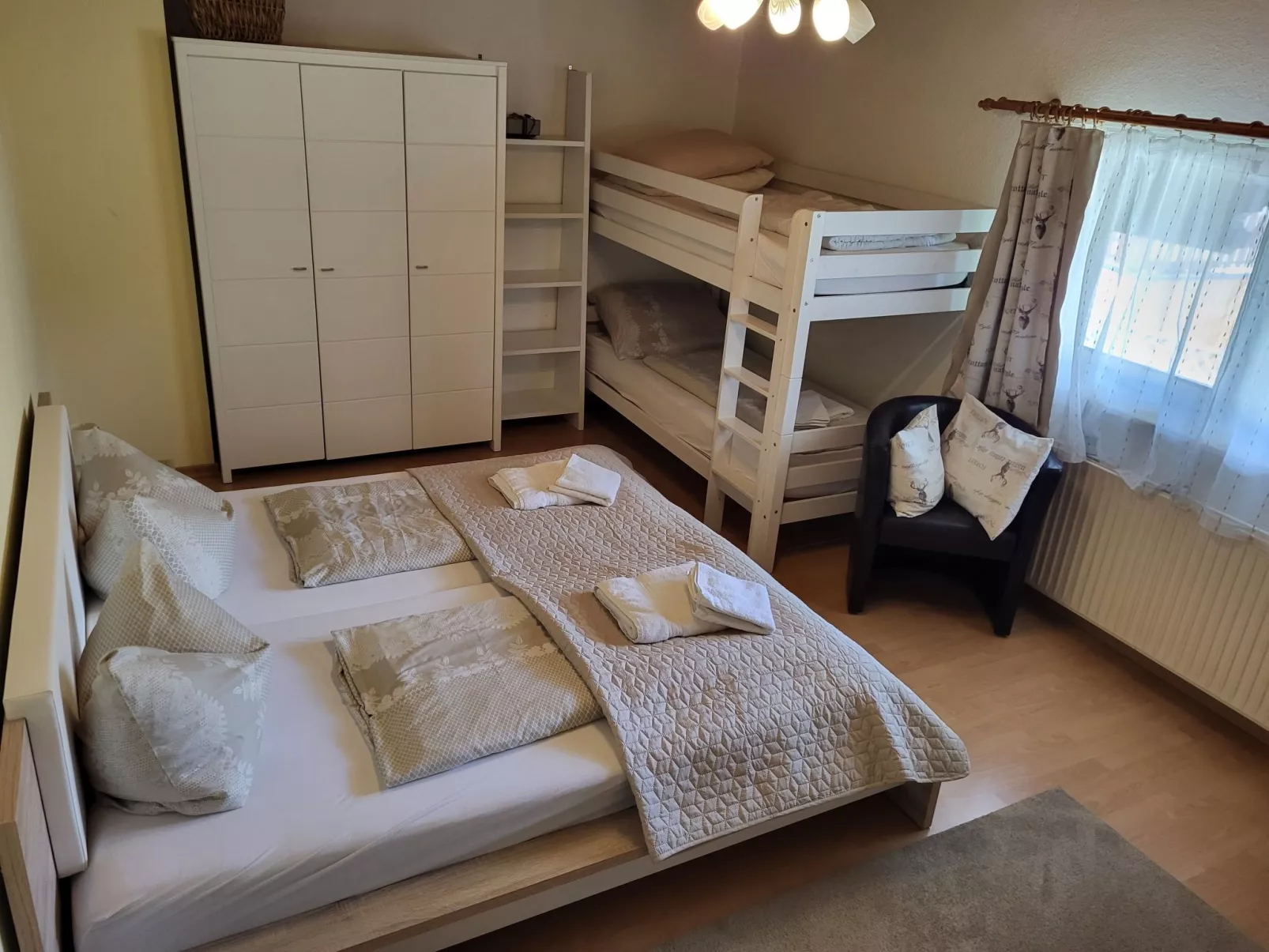 Geräumige Wohnung mit zwei Schlafzimmern und Balkon-Dedans