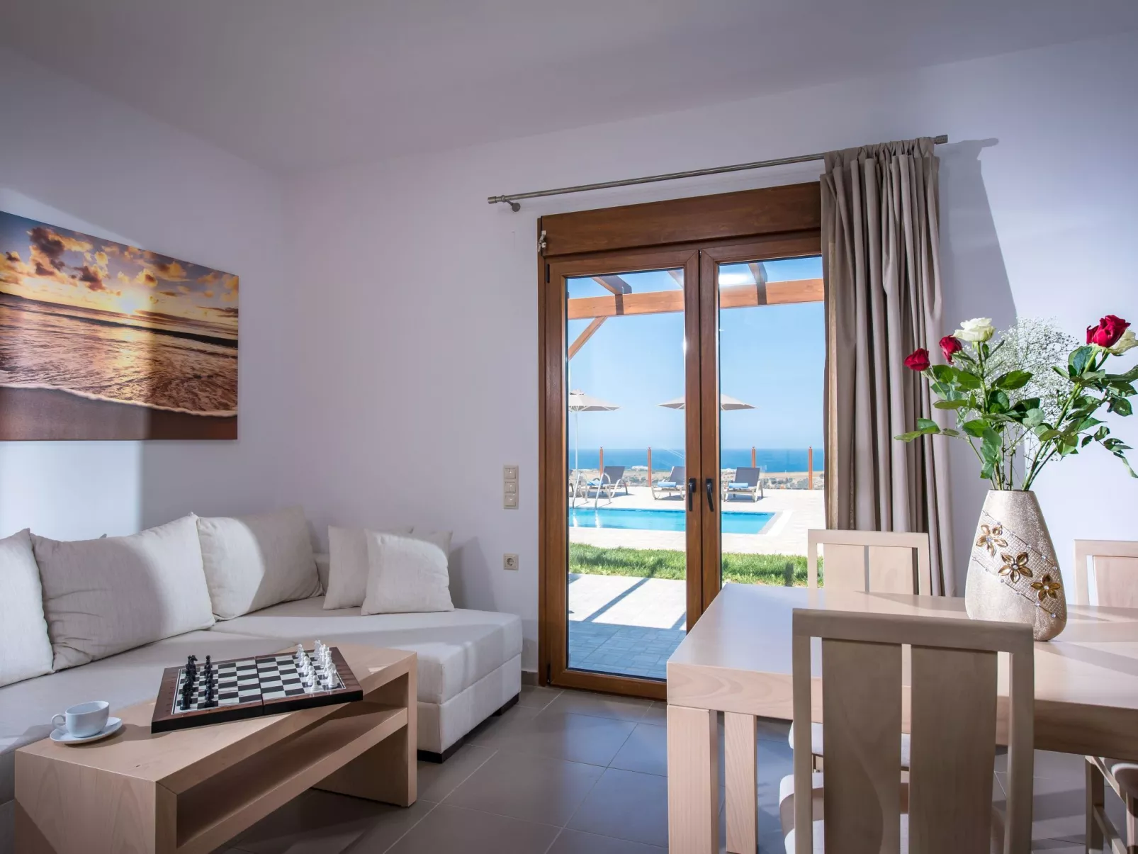 Villa mit Panoramablick Pool und Grillplatz in Strandnähe-Drinnen