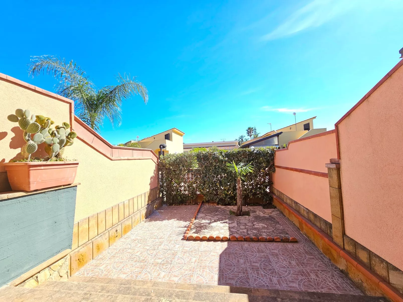 Helle mediterrane Villa mit Veranda und Garten-Outside