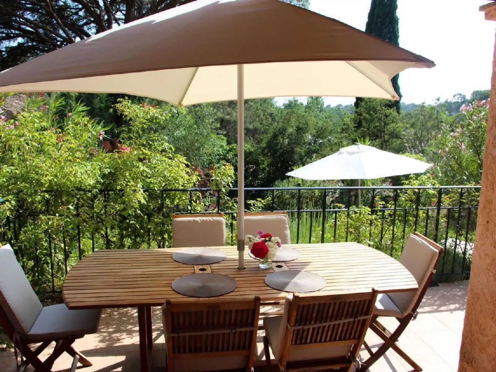 Charmante Villa mit Pool und Golfplatz-Outside