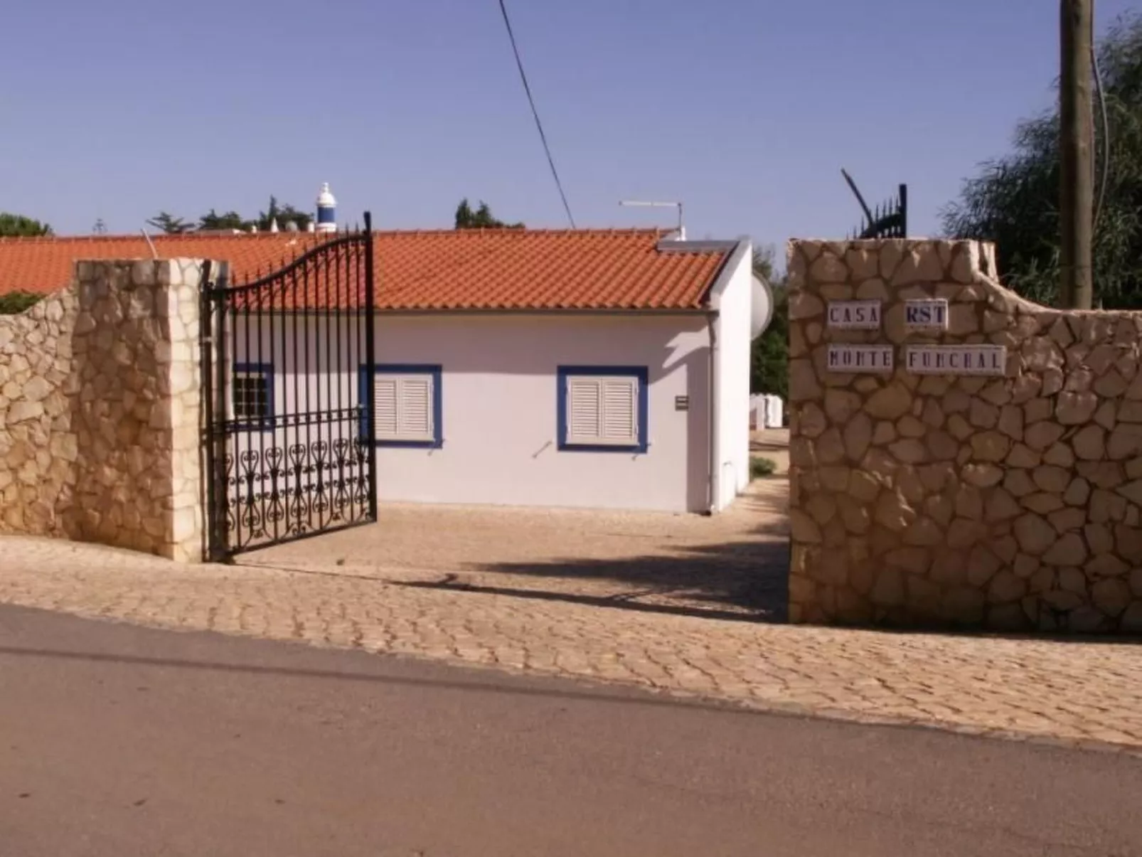 Mit Terrasse und Gemeinschaftspool-Outside