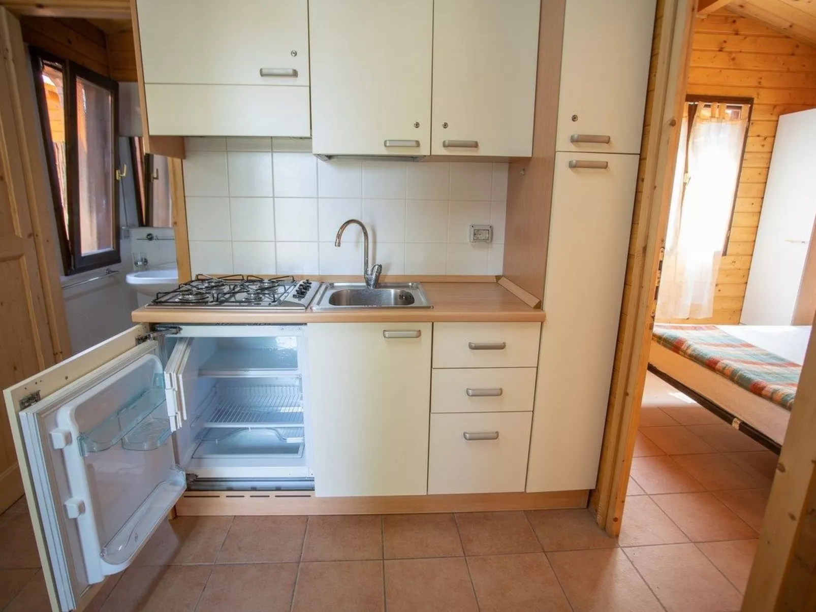 Bungalow aus Holz mit Veranda und nah am Strand.-Dedans