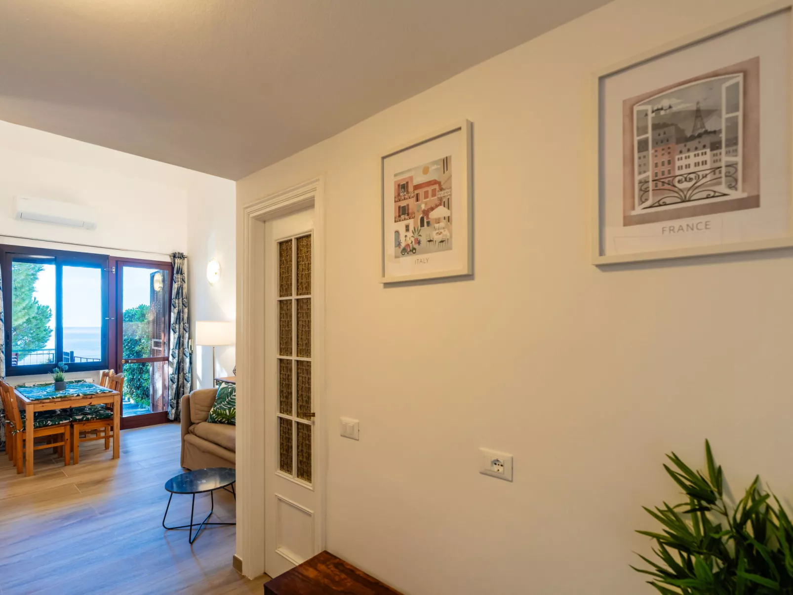 Beautiful Seaview-Inside