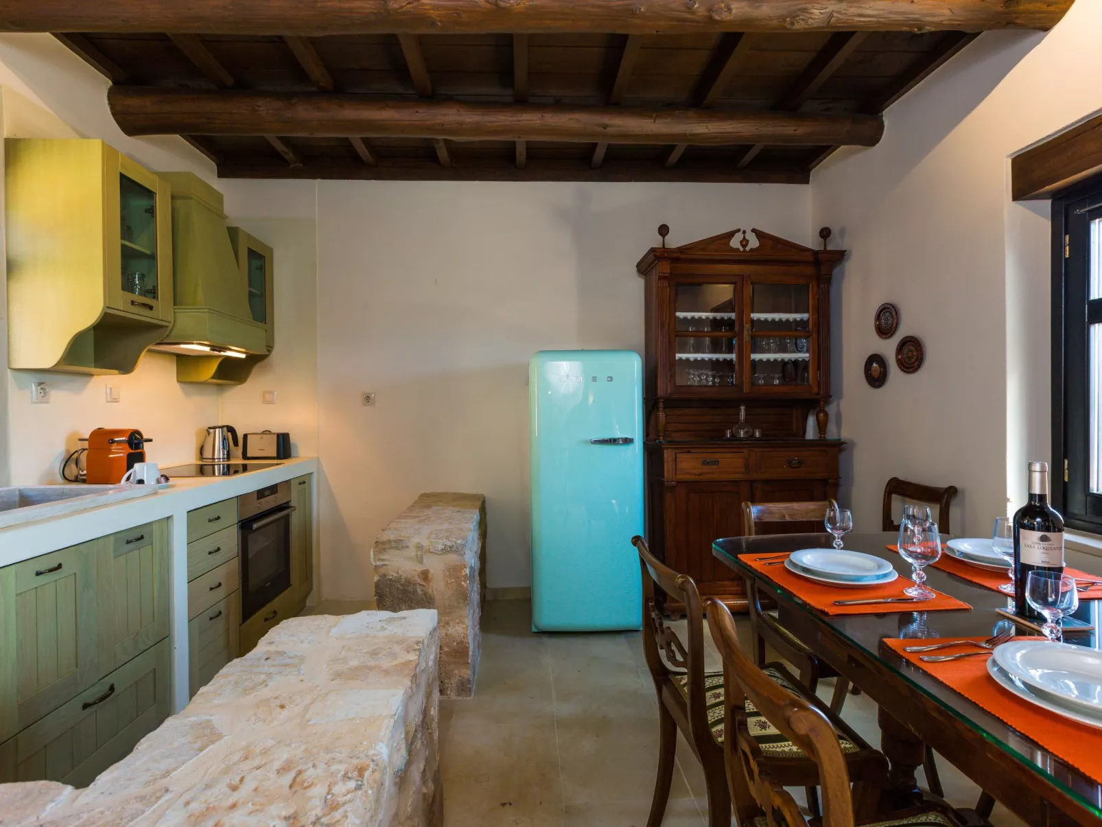 Freistehendes Ferienhaus mit großem Pool-Drinnen