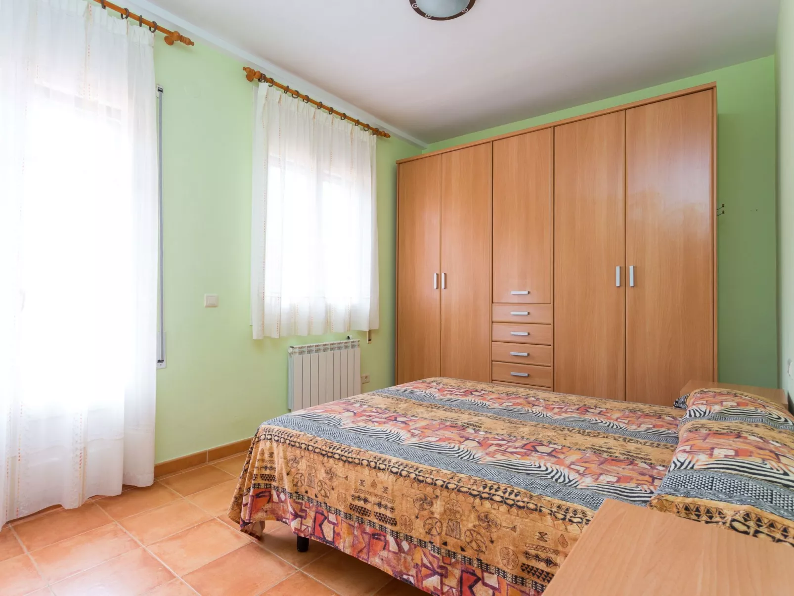 Großes Haus mit Schwimmbad und Barbecue-Drinnen